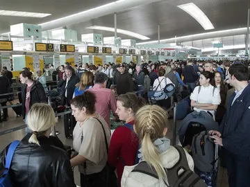 Largas colas este jueves en El Prat. Largas colas este jueves en El Prat.