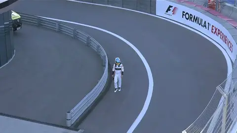 Fernando Alonso deja el trazado de Sochi por una avería en su coche Fernando Alonso deja el trazado de Sochi por una avería en su coche