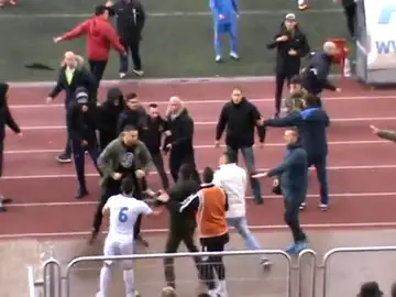 Frame 40.23465 de: Pelea entre aficionados y jugadores en Madrid y brutal puñetazo de un jugador a un árbitro en Barcelona Frame 40.23465 de: Pelea entre aficionados y jugadores en Madrid y brutal puñetazo de un jugador a un árbitro en Barcelona