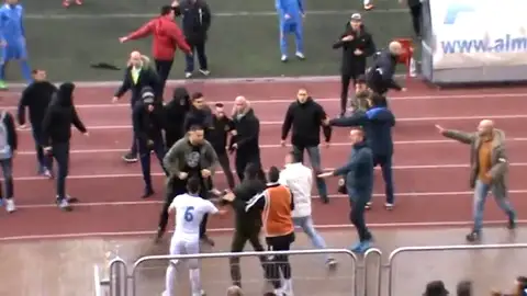 Frame 40.23465 de: Pelea entre aficionados y jugadores en Madrid y brutal puñetazo de un jugador a un árbitro en Barcelona Frame 40.23465 de: Pelea entre aficionados y jugadores en Madrid y brutal puñetazo de un jugador a un árbitro en Barcelona