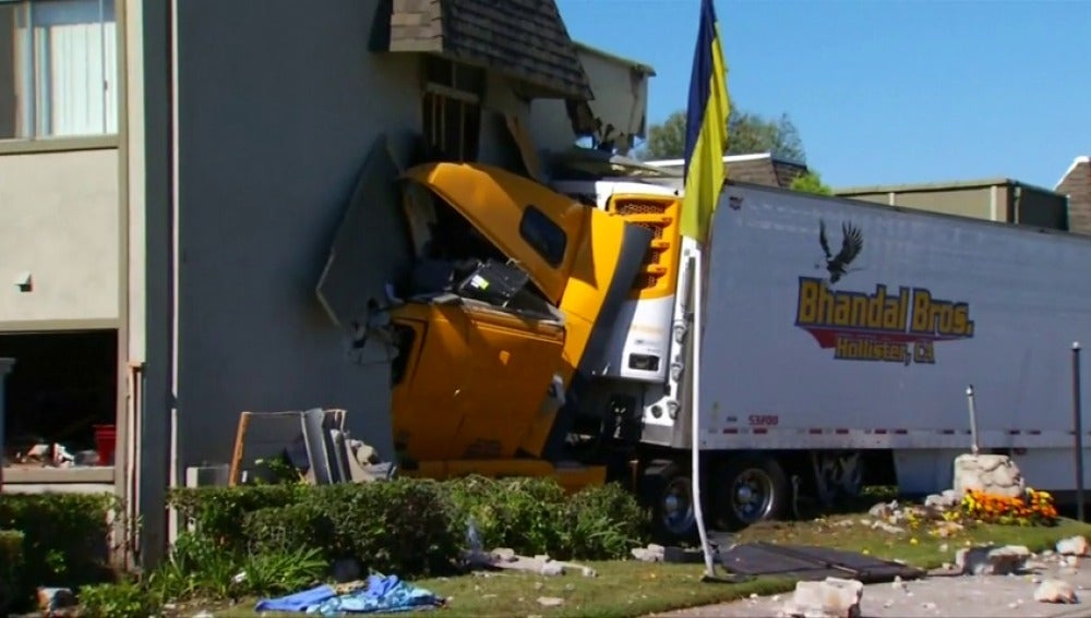 Frame 5.328 de: Colisión frontal de un camión contra un edificio residencial en California