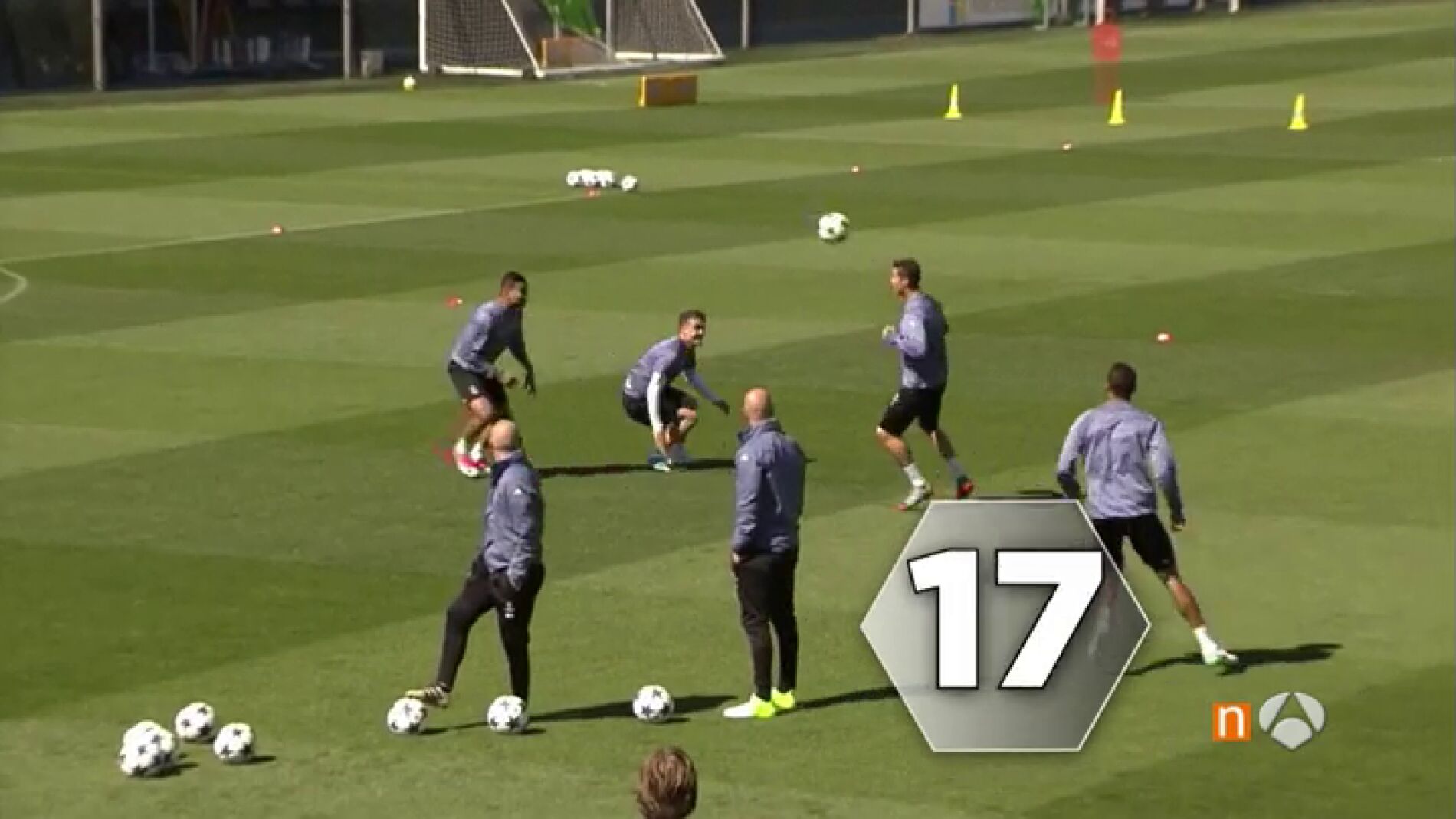 Frame 25.652053 de: &iexcl;Se lo pasan como ni&ntilde;os! El espectacular rondo del Real Madrid antes del derbi