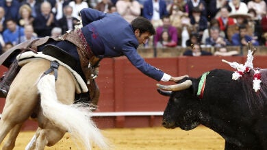 Orejas para Galán y Ventura en un discreto festejo de rejones en Sevilla