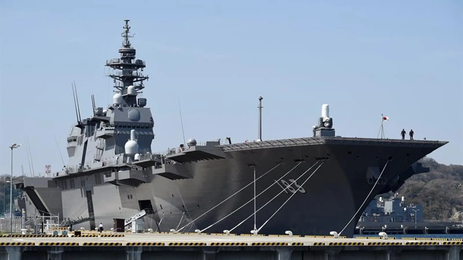 El destructor Izumo de las Fuerzas de Auto Defensa de Japón, en la base naval de Yokosuka, cerca de Tokio. El destructor Izumo de las Fuerzas de Auto Defensa de Japón, en la base naval de Yokosuka, cerca de Tokio.