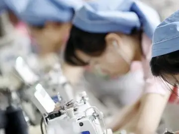 Varias mujeres en sus puestos de trabajo Varias mujeres en sus puestos de trabajo