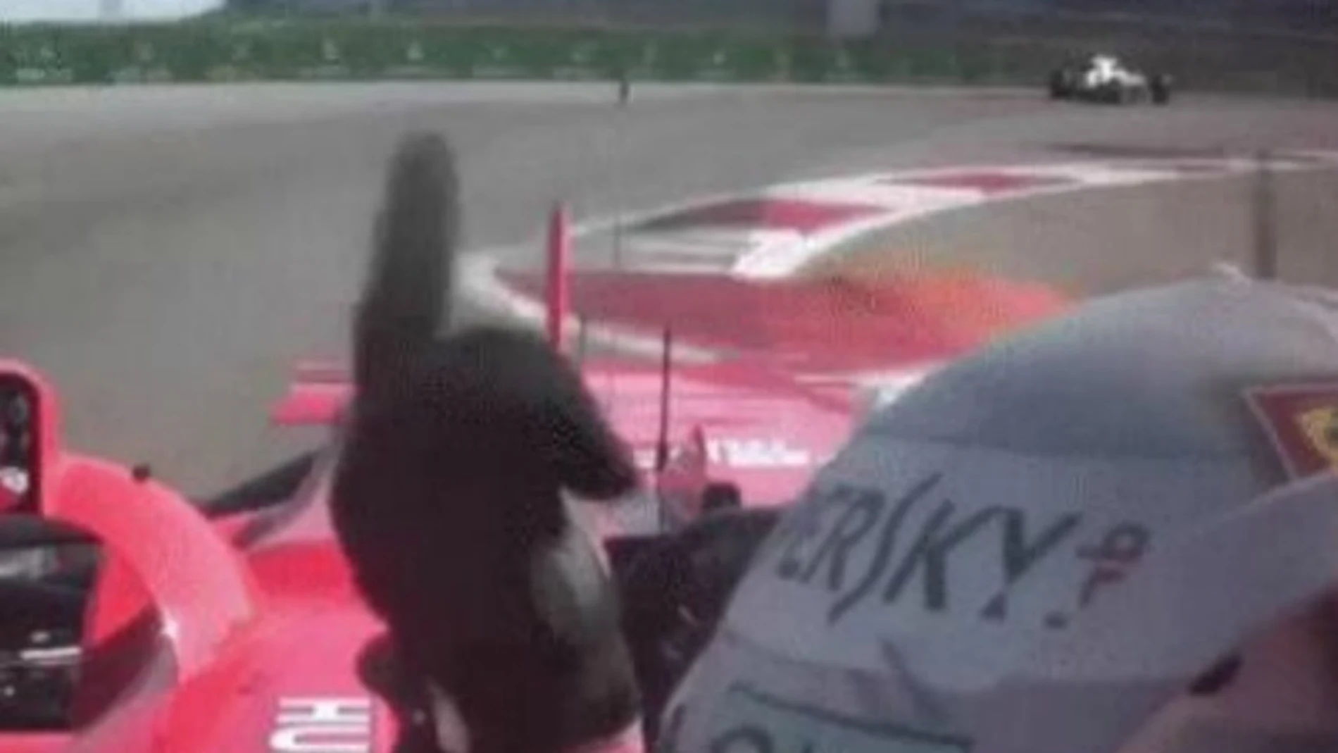 Vettel dedica una peineta a Felipe Massa