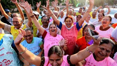 Cientos de ancianos indios celebran con carcajadas el Día Mundial de la Risa