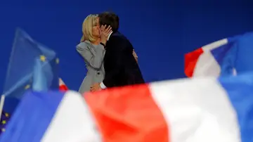 Emmanuel Macron junto a Brigitte Trogneux Emmanuel Macron junto a Brigitte Trogneux