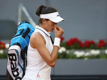 Garbiñe Muguruza abandona la pista tras caer ante Timea Bacsinszky Garbiñe Muguruza abandona la pista tras caer ante Timea Bacsinszky