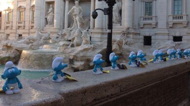 'Los Pitufos' viajan por el mundo para convencer a los turistas de que Bruselas es segura