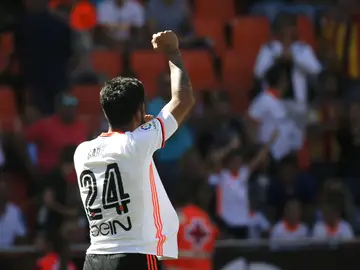 Garay celebra uno de sus dos goles ante Osasuna Garay celebra uno de sus dos goles ante Osasuna