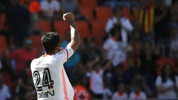 Garay celebra uno de sus dos goles ante Osasuna