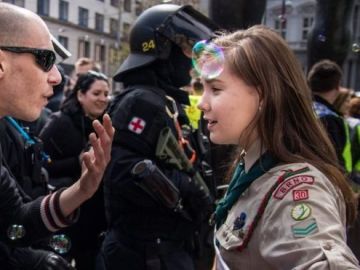 Lucie intentando dialogar con un neonazi