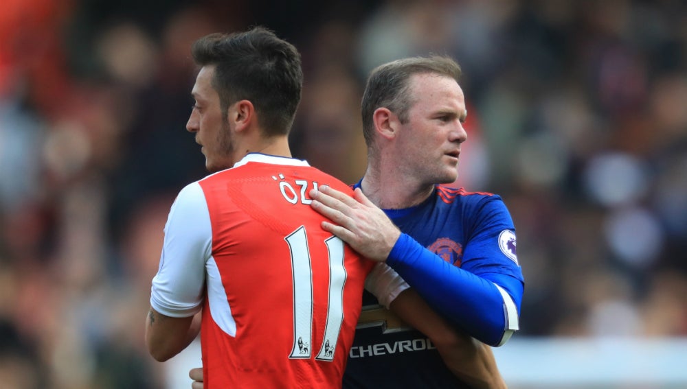 Ozil salud a Rooney