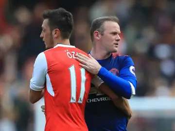 Ozil salud a Rooney Ozil salud a Rooney