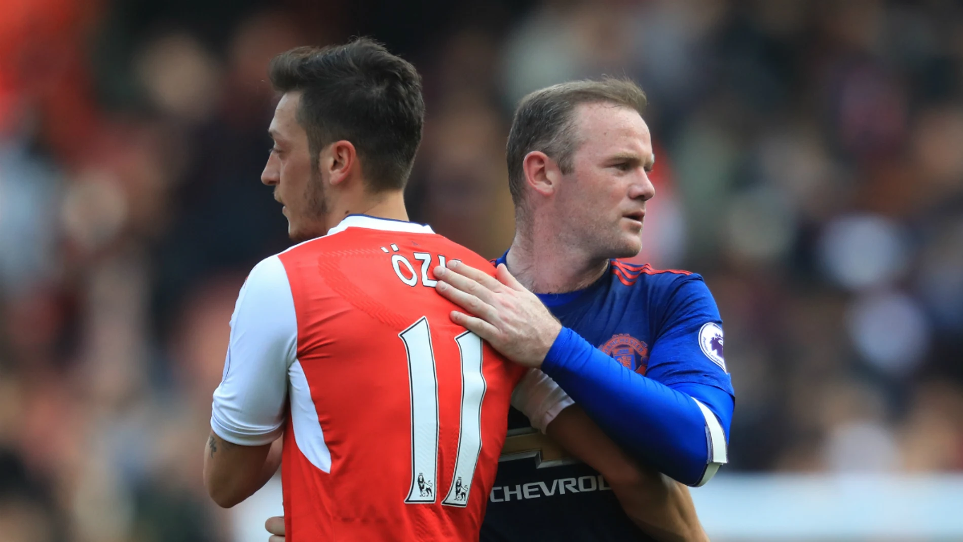 Ozil salud a Rooney Ozil salud a Rooney
