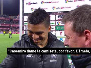 Un niño pide a Casemiro su camiseta tras el Granada-Real Madrid