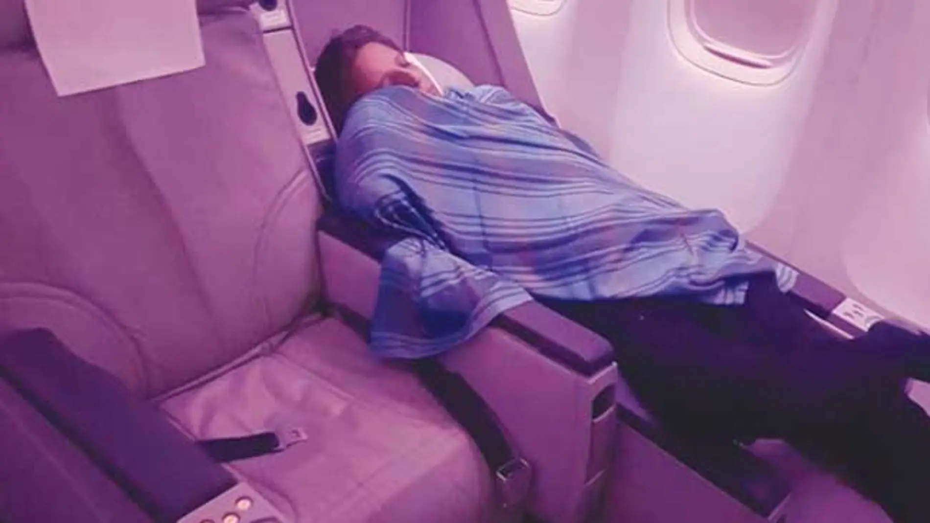 El capitán Amir Akhtar Hashmise durmiendo durante el vuelo El capitán Amir Akhtar Hashmise durmiendo durante el vuelo