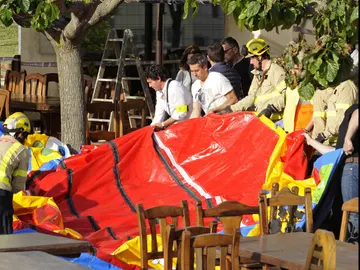 Fallece una niña en un castillo hinchable de Girona. Fallece una niña en un castillo hinchable de Girona.