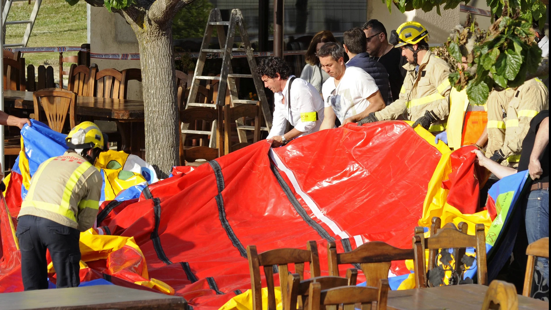 Fallece una niña en un castillo hinchable de Girona. Fallece una niña en un castillo hinchable de Girona.
