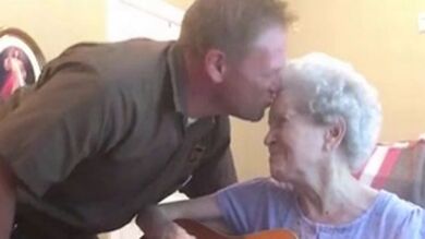 El emotivo dúo entre un hombre y su madre enferma de Alzheimer