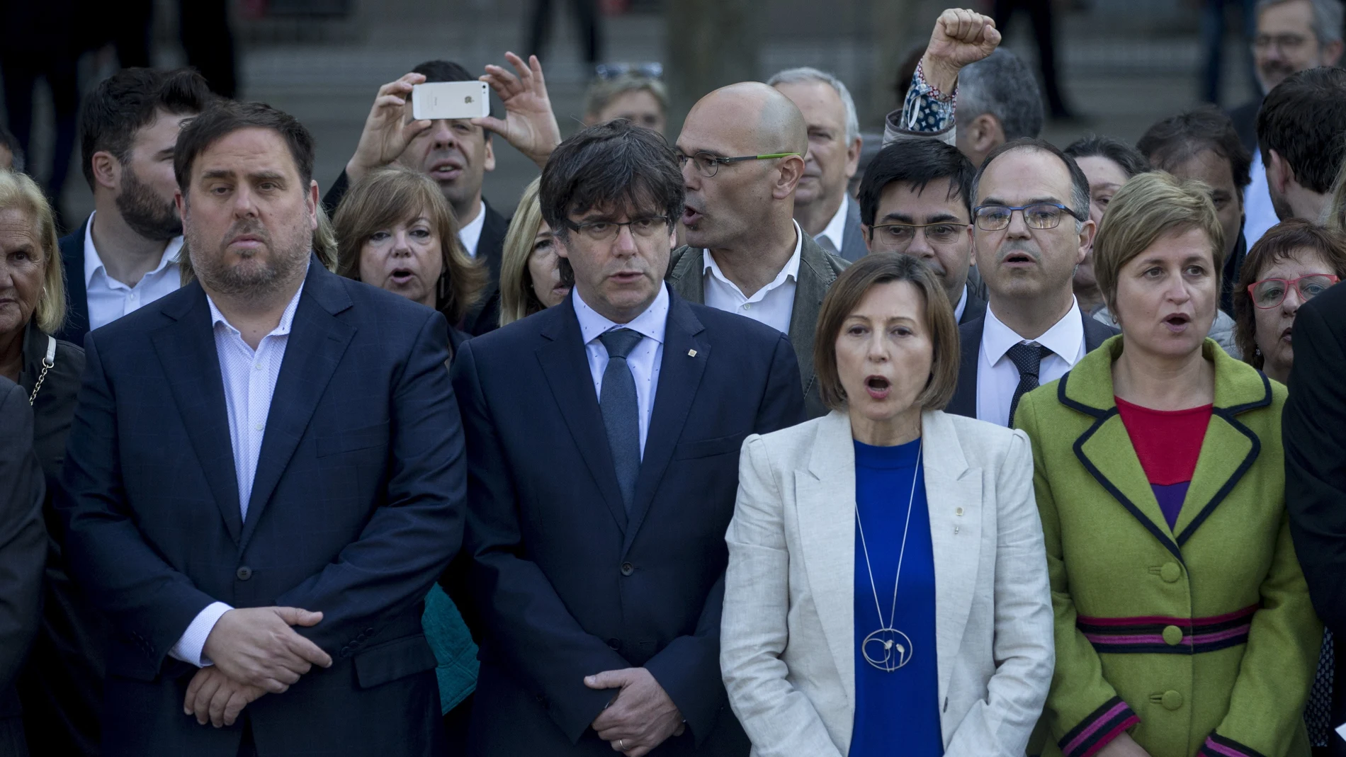 Forcadell y Simó acompañadas de Puigdemont y Junqueras Forcadell y Simó acompañadas de Puigdemont y Junqueras
