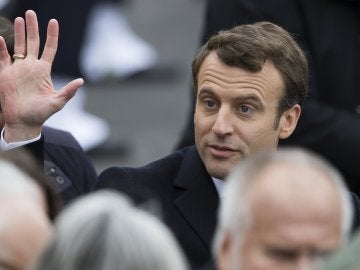 El presidente electo de Francia, Emmanuel Macron, saluda durante una ceremonia