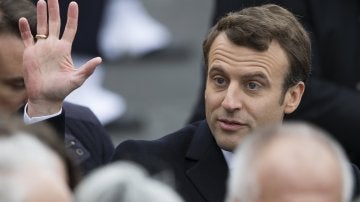 El presidente electo de Francia, Emmanuel Macron, saluda durante una ceremonia