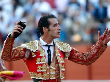 Pepe Moral corta las dos últimas orejas de la feria a una manejable 'miurada" Pepe Moral corta las dos últimas orejas de la feria a una manejable 'miurada"