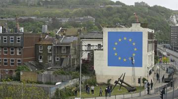 Banksy pinta un mural del Brexit