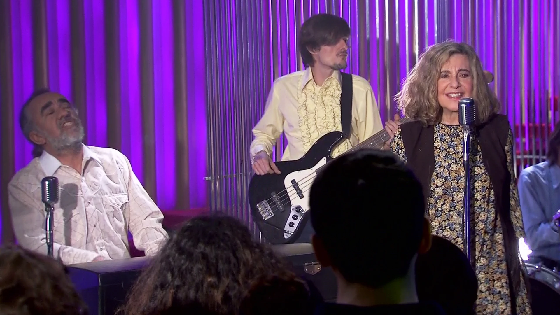 Teo y María nos deleitan con su música en el 'King's Road Club'