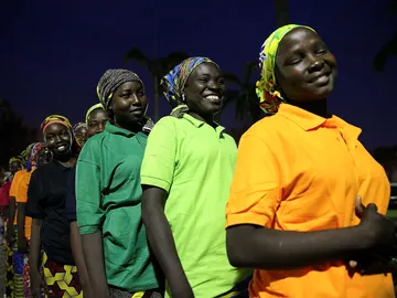 Las 82 jóvenes rescatadas por Boko Haram se reúnen con el presidente de Nigeria Las 82 jóvenes rescatadas por Boko Haram se reúnen con el presidente de Nigeria