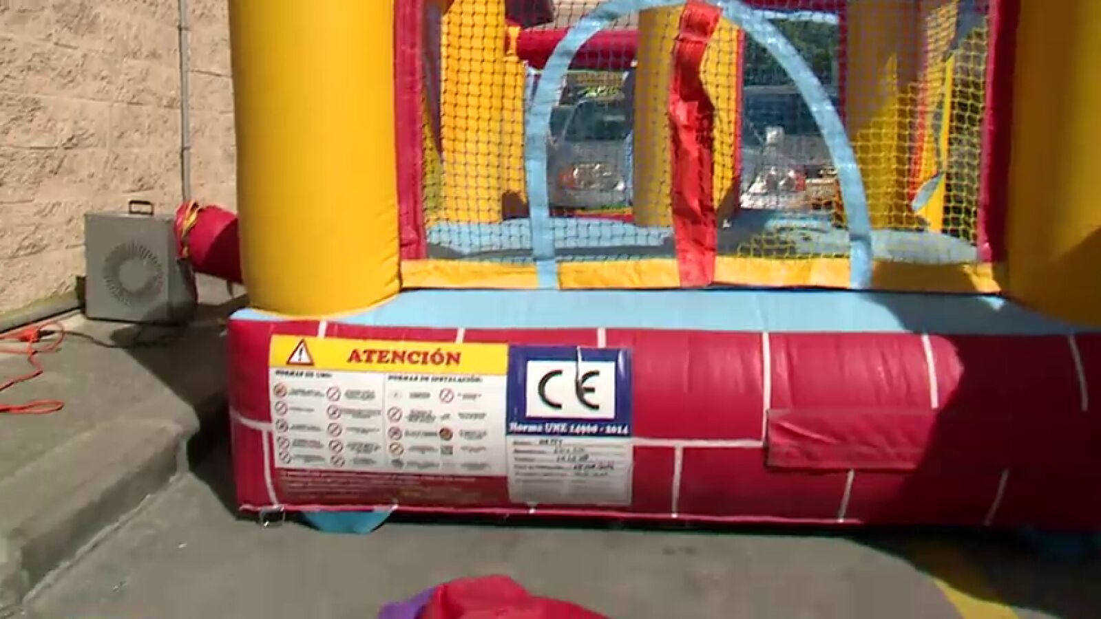 ¿Cómo debe montarse un castillo hinchable de forma segura?