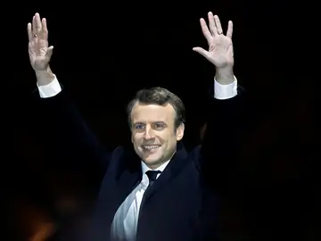 Emmanuel Macron triunfante tras imponerse en las presidenciales Emmanuel Macron triunfante tras imponerse en las presidenciales
