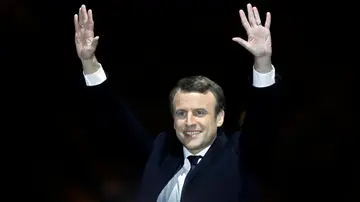Emmanuel Macron triunfante tras imponerse en las presidenciales