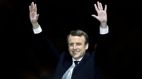 Emmanuel Macron triunfante tras imponerse en las presidenciales Emmanuel Macron triunfante tras imponerse en las presidenciales