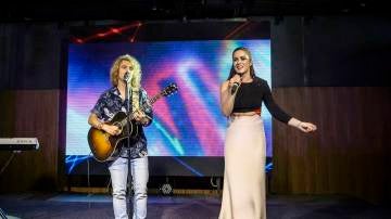 Manel Navarro junto a Lucie Jones