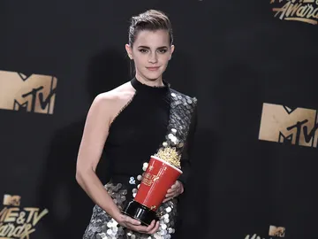 Emma Watson junto a su premio en los MTV Movie and TV Awards Emma Watson junto a su premio en los MTV Movie and TV Awards