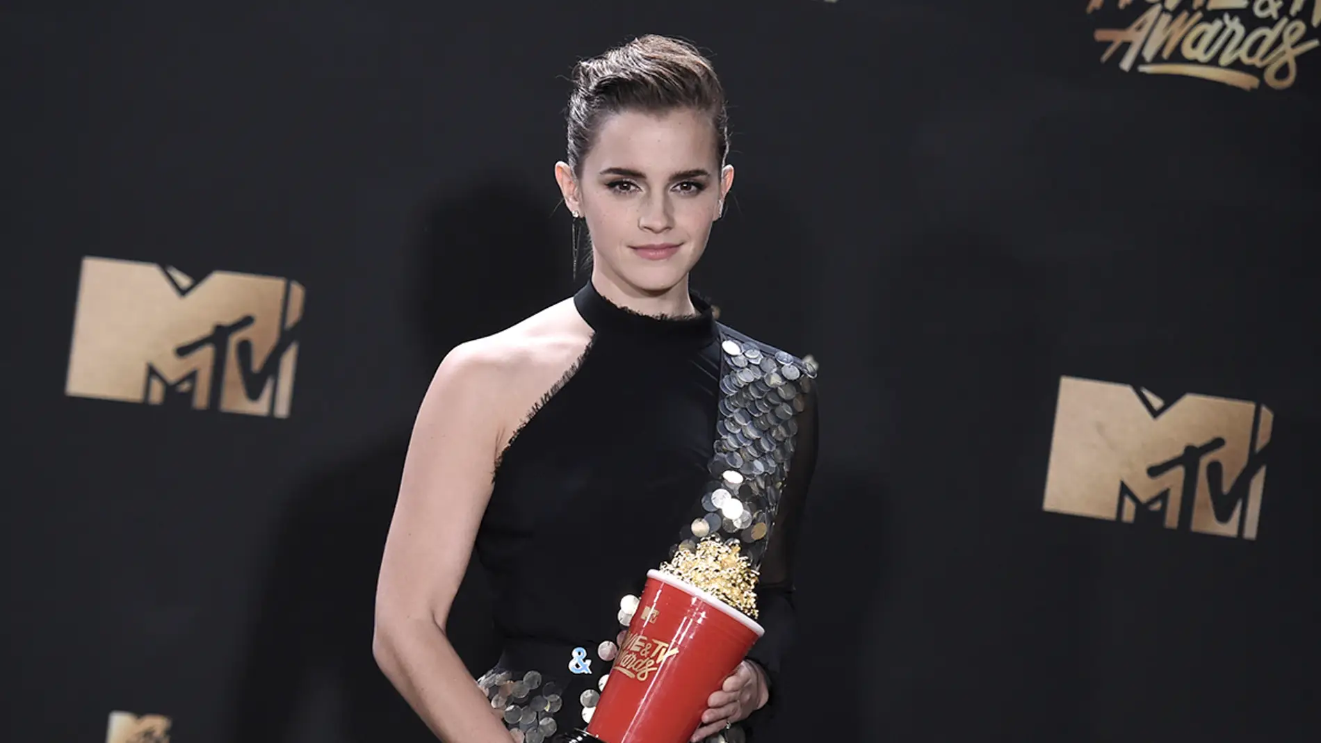 Emma Watson junto a su premio en los MTV Movie and TV Awards