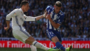 Theo Hernández intenta taponar un disparo de Cristiano Ronaldo