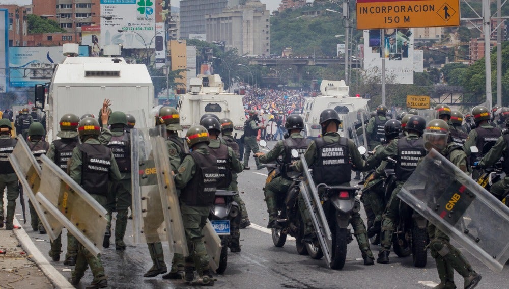 Miembros de la Guardia Nacional se enfrentan a un grupo de manifestantes