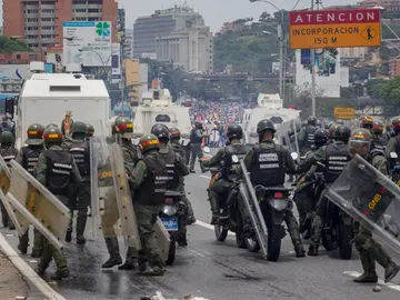 Miembros de la Guardia Nacional se enfrentan a un grupo de manifestantes Miembros de la Guardia Nacional se enfrentan a un grupo de manifestantes