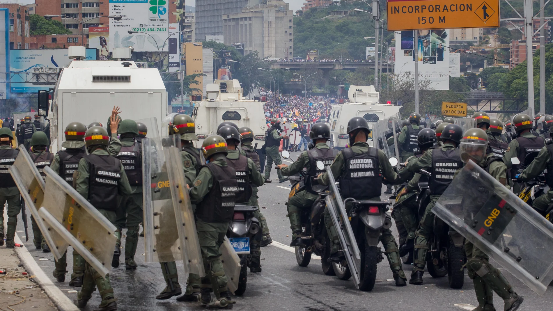 Miembros de la Guardia Nacional se enfrentan a un grupo de manifestantes Miembros de la Guardia Nacional se enfrentan a un grupo de manifestantes