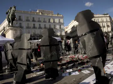 Concentración convocada por la Asociación Ve-la luz, que promovió una huelga de hambre en la Puerta del Sol durante veintiséis días entre febrero y marzo de este año, desde ayer de nuevo en el kilómetro cero de la capital para exigir medidas contra la violencia machista. Concentración convocada por la Asociación Ve-la luz, que promovió una huelga de hambre en la Puerta del Sol durante veintiséis días entre febrero y marzo de este año, desde ayer de nuevo en el kilómetro cero de la capital para exigir medidas contra la violencia machista.