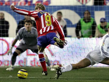 Fernando Torres regatea a Iván Helguera durante un derbi en el Calderón Fernando Torres regatea a Iván Helguera durante un derbi en el Calderón