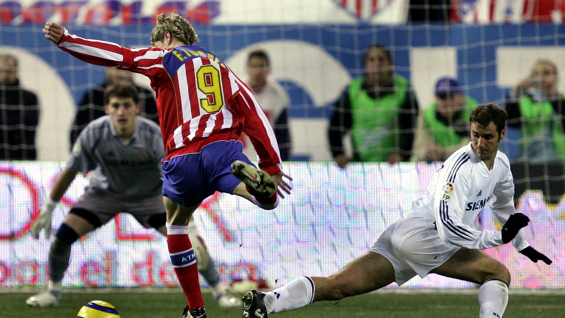 Fernando Torres regatea a Iván Helguera durante un derbi en el Calderón