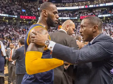 Dwane Casey felicita a LeBron James Dwane Casey felicita a LeBron James