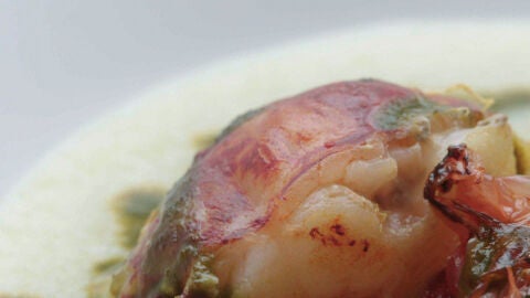 Sopa acidulada de bogavante y pomelo