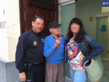 El anciano junto a la policía local de Murcia