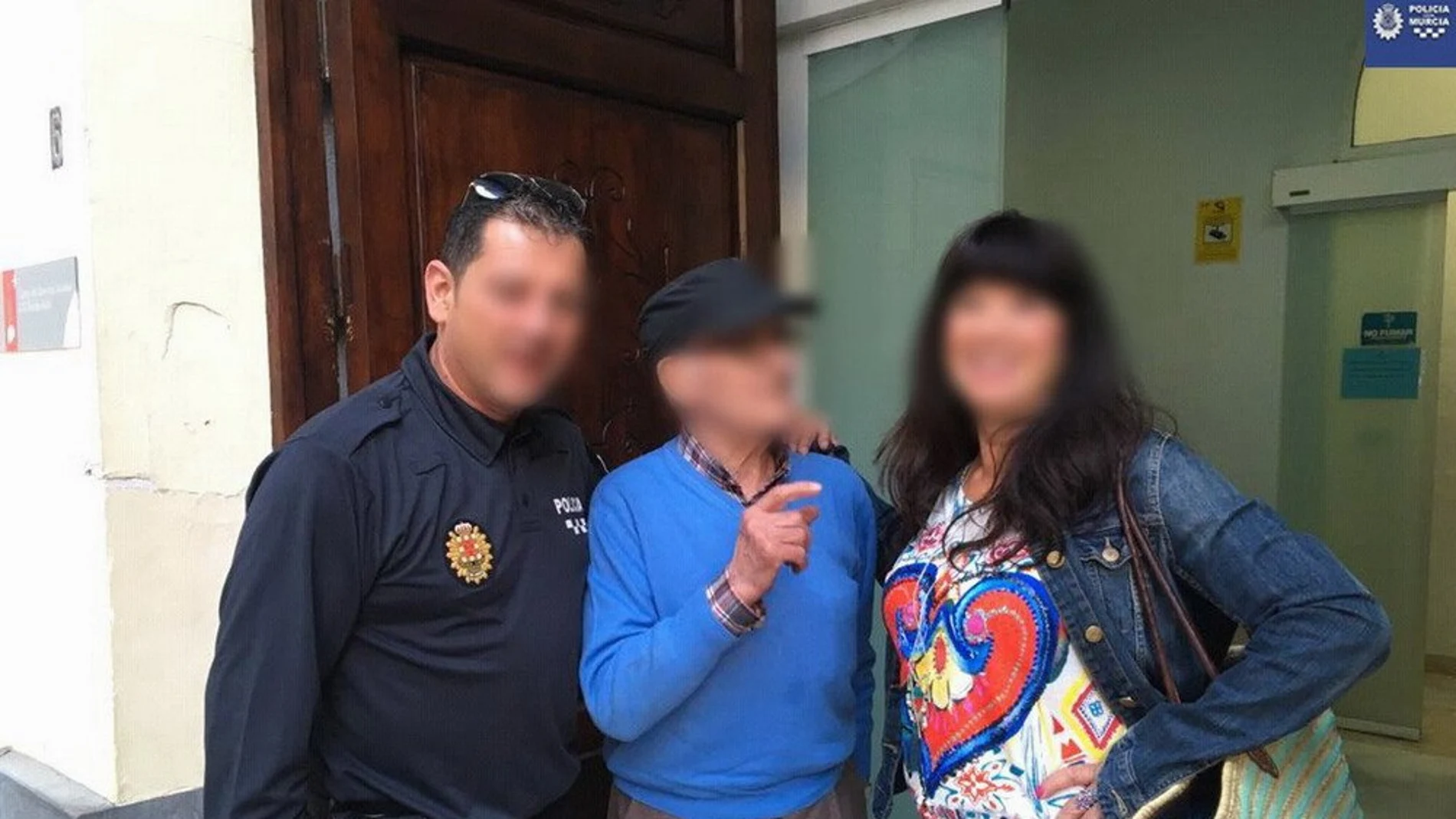 El anciano junto a la policía local de Murcia El anciano junto a la policía local de Murcia